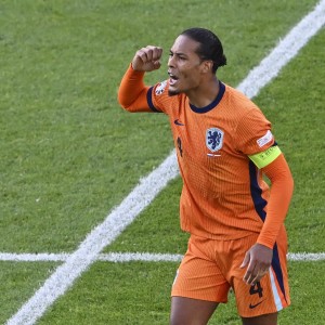 斯塔姆：范迪克就是未来后卫的模板；廷伯素质全面左中右都能胜任