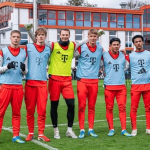 天天盈球及时比分直播-诺伊尔与5位队友合影：自己德甲首秀时，他们还没出生